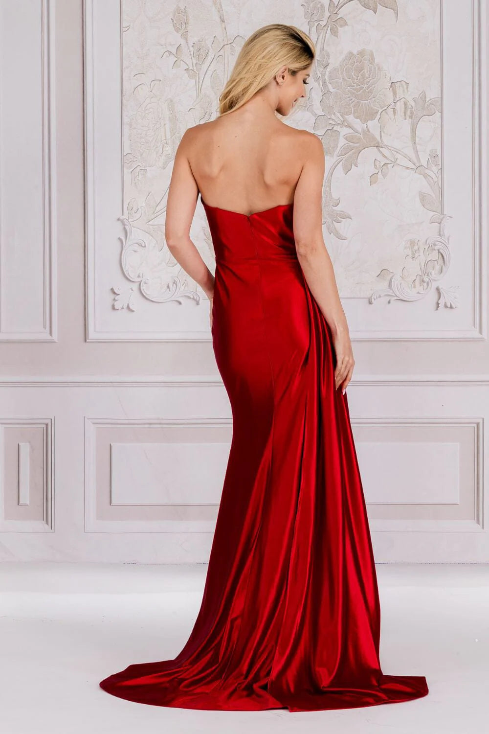 Vestido largo plisado sin tirantes con cuentas