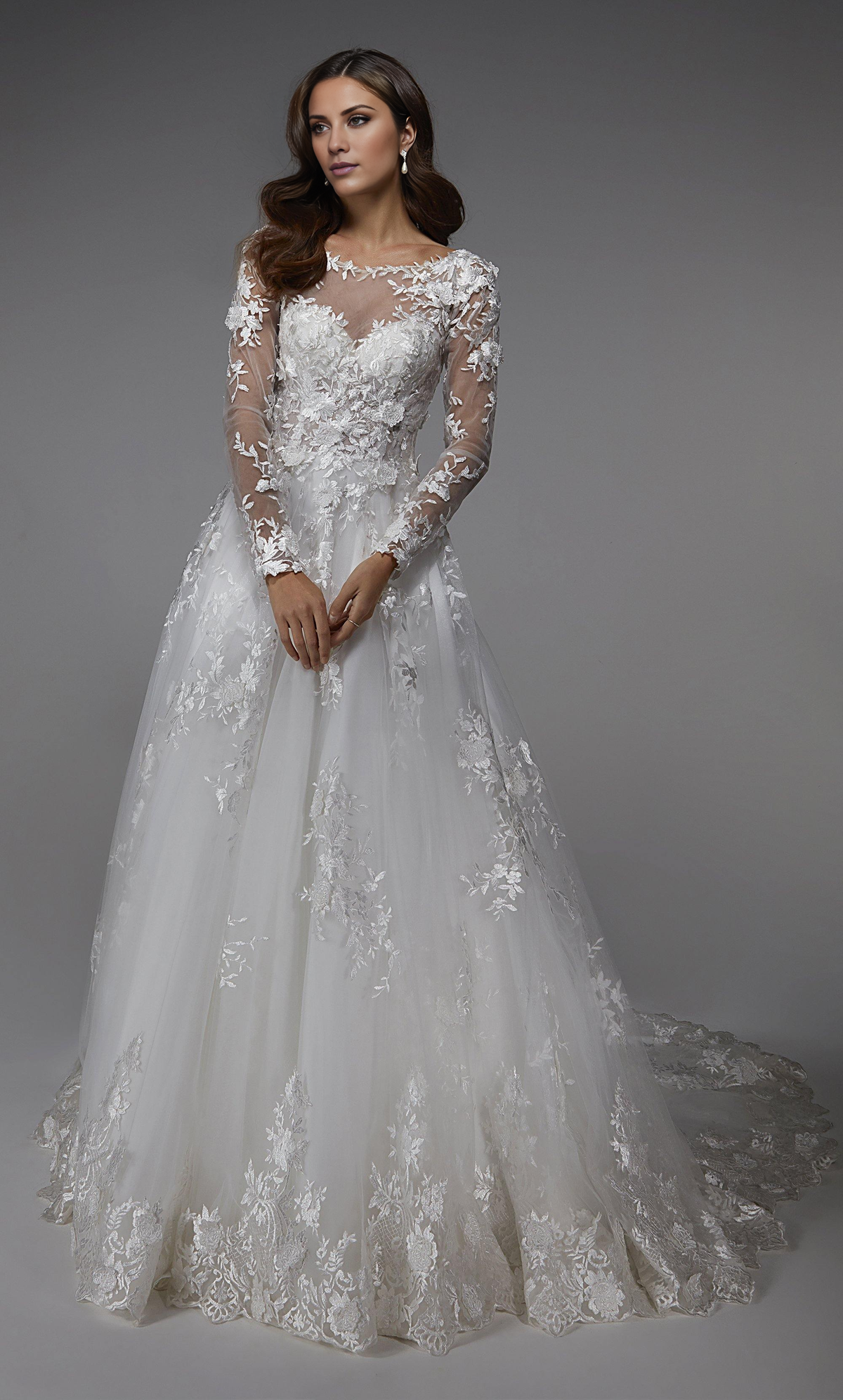 Vestidos de novia de gasa con cuello ilusión y escote en V profundo, largos hasta el suelo