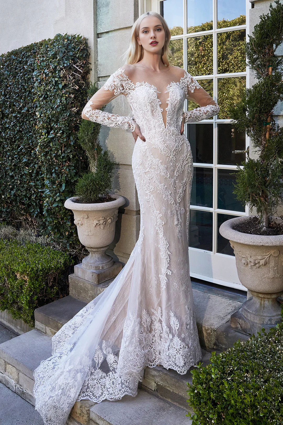 Vestido de novia de cola de pez con mangas largas y encaje bohemio