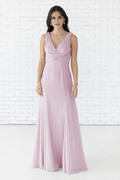 Vestido de noche Jimiss con cuello en V, detalle plisado, sin mangas, espalda descubierta y largo hasta el suelo