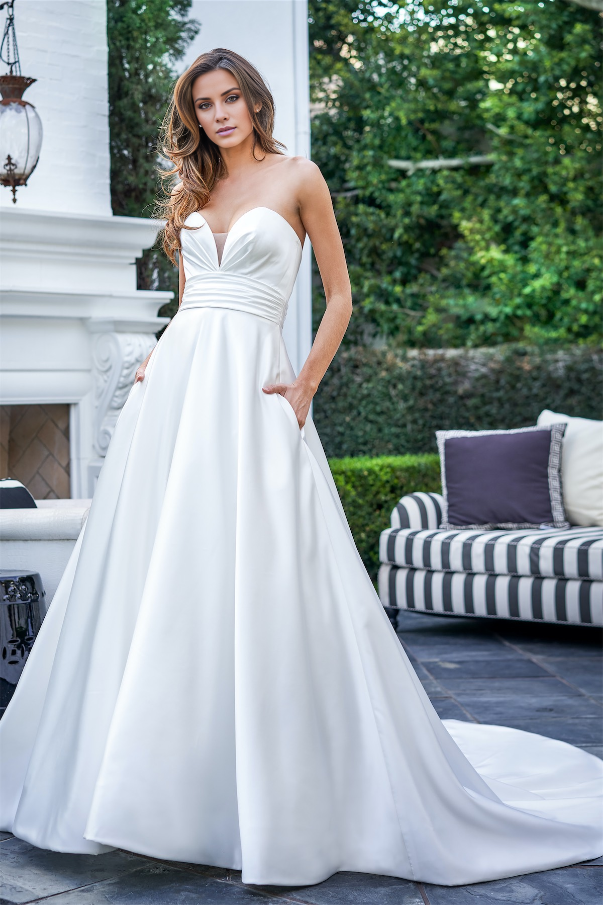 Vestido de novia de satén con falda en forma de A, escote en forma de corazón y cintura plisada