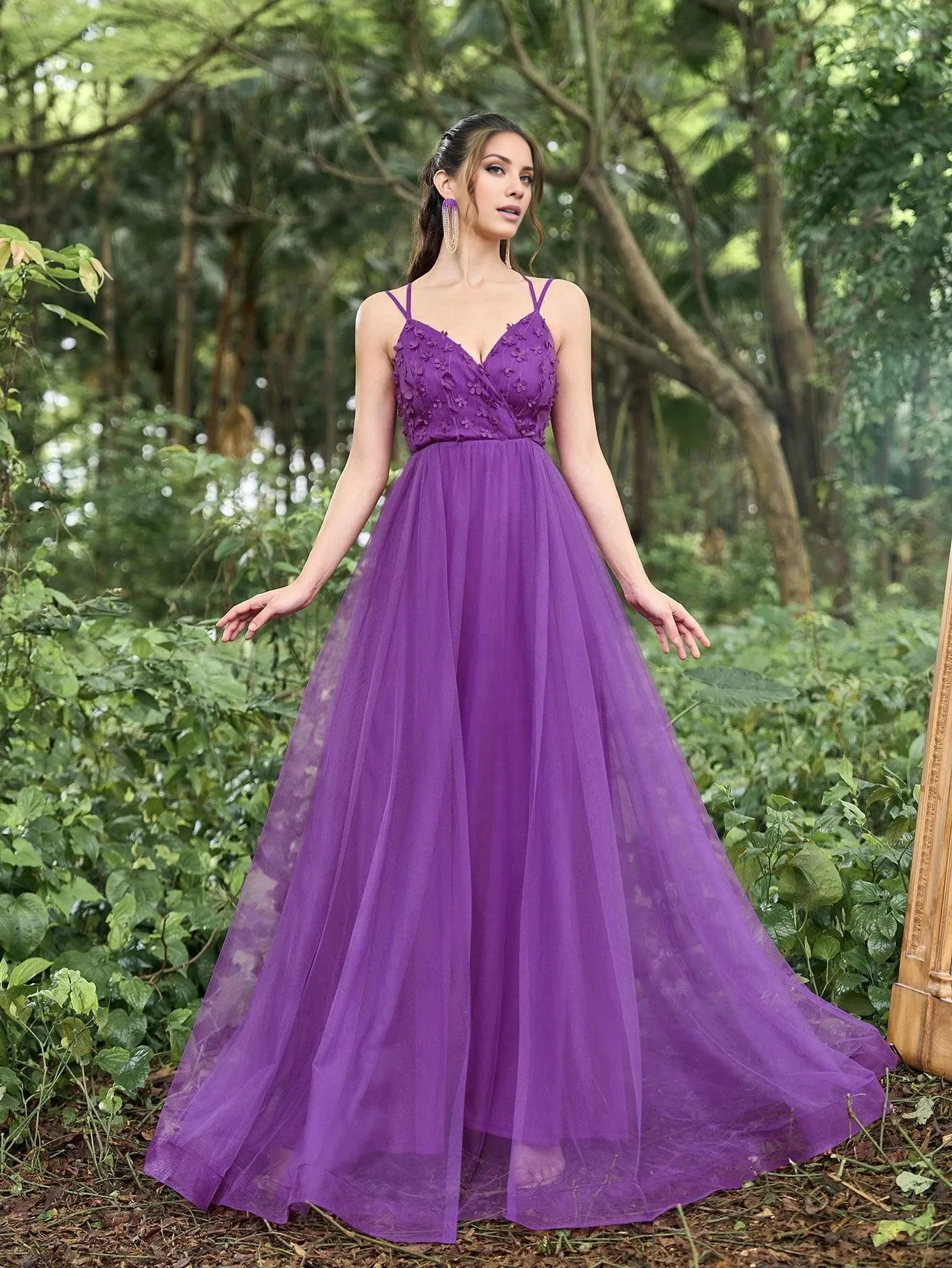 Vestido formal hasta el suelo con espalda descubierta, detalles de calcomanías florales, tirantes finos y transparentes.