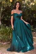 Vestido con abertura en forma de A y hombros al descubierto