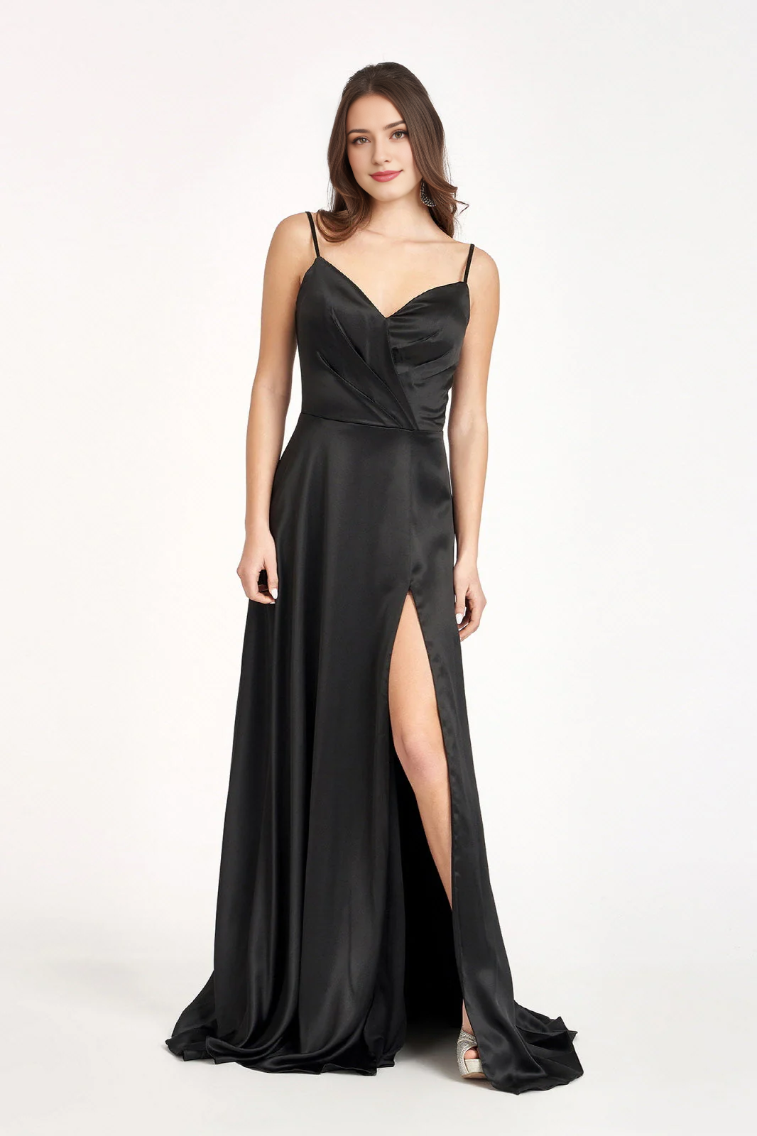 Vestido largo de satén con escote en V y falda con abertura en forma de A