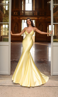 Vestido de noche de satén con escote en V, corte entallado, corte trompeta, espalda descubierta, largo y formal.