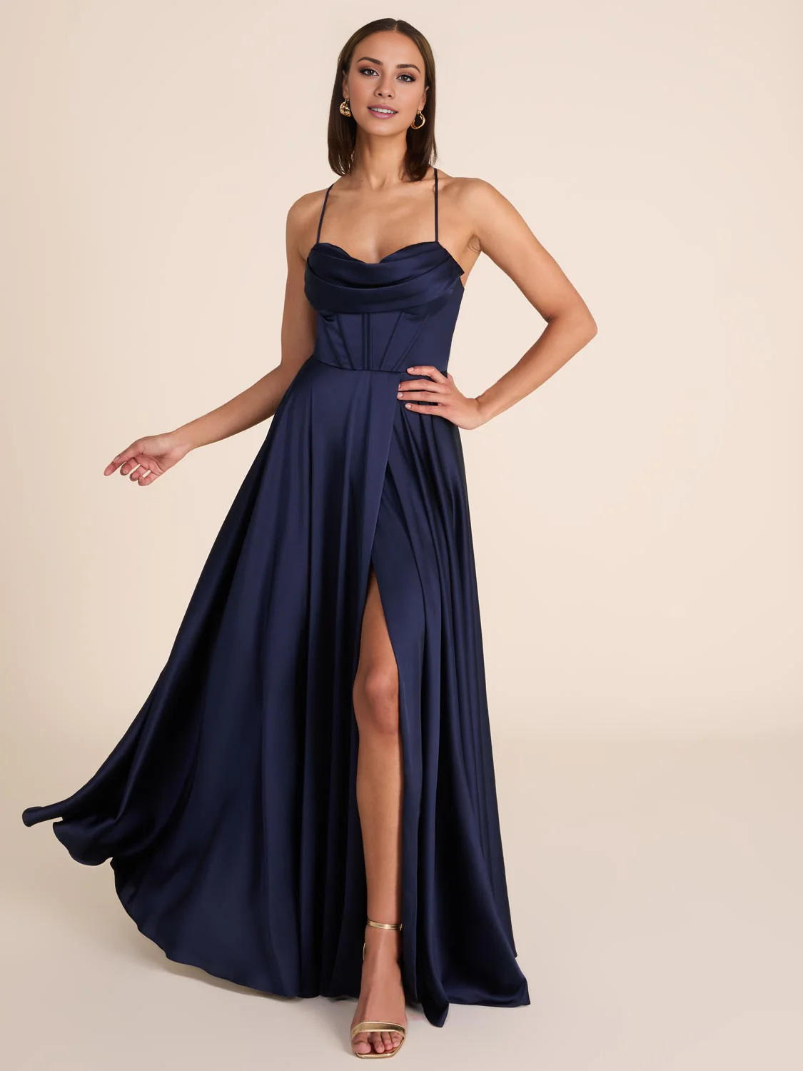 Vestido de noche Jimiss con escote en forma de corazón, tirantes finos, corsé ajustado con aberturas laterales y largo hasta el suelo.