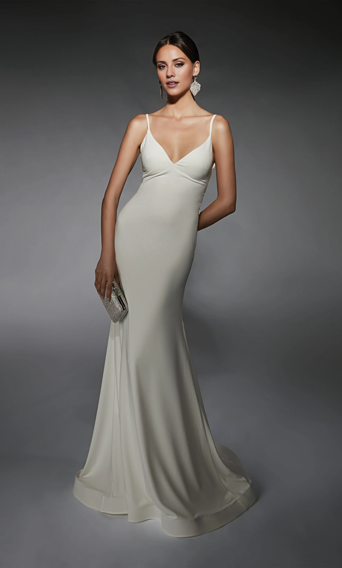 Vestido de novia de corte entallado con escote en V y espalda con cordones en forma de trompeta