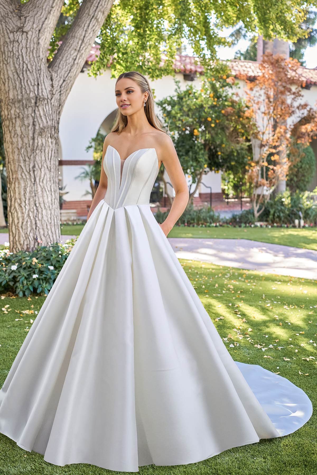 Vestido de novia largo hasta el suelo con corsé ajustado y escote en forma de corazón en forma de A