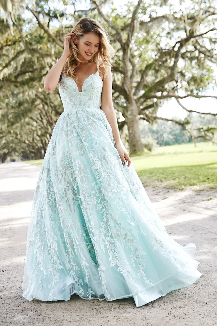 Vestido de noche largo hasta el suelo con escote en V, corte A, apliques de encaje transparente y tirantes finos. 