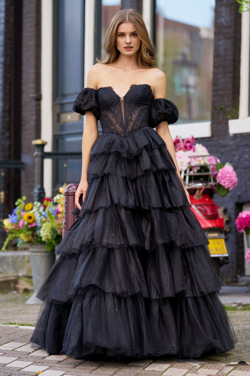 Corsé ajustado sin tirantes con ilusión en V profundo, gasa brillante y vestido de fiesta largo hasta el suelo 