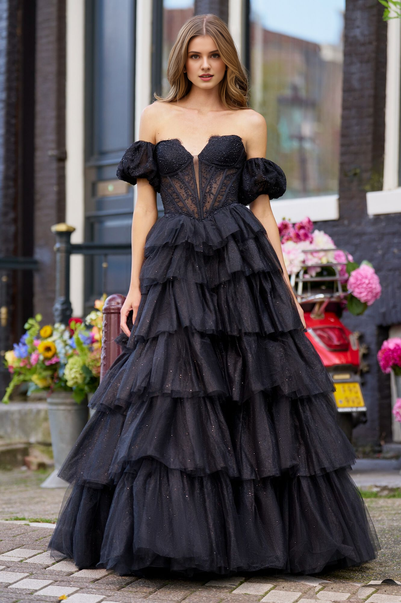 Corsé ajustado sin tirantes con ilusión en V profundo, gasa brillante y vestido de fiesta largo hasta el suelo 