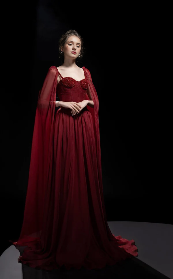 Vestido de fiesta con escote de corazón, tirantes finos, espalda descubierta y largo hasta el suelo.