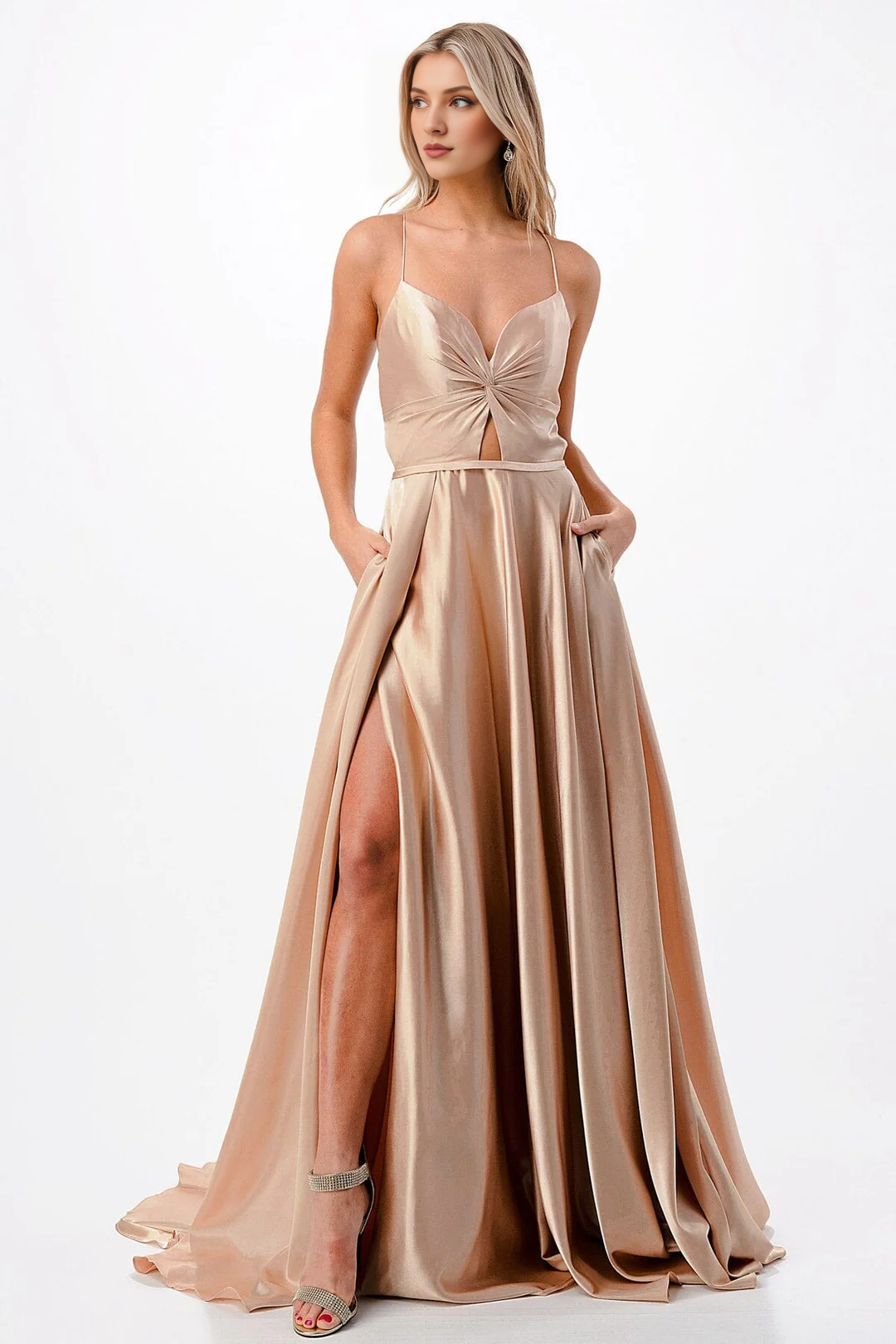 Abito lungo senza maniche in raso con gonna a trapezio e spacco