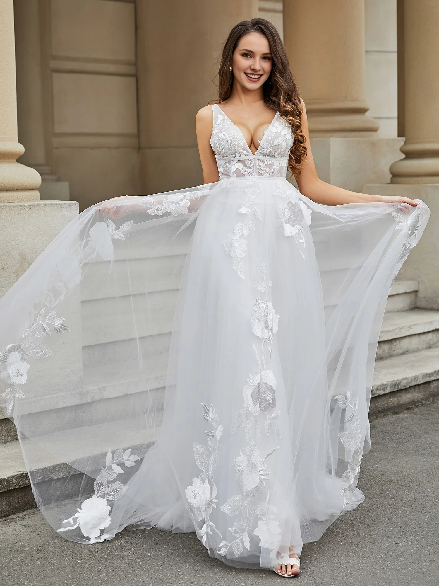 Vestido de novia de gasa con apliques de encaje y escote en V