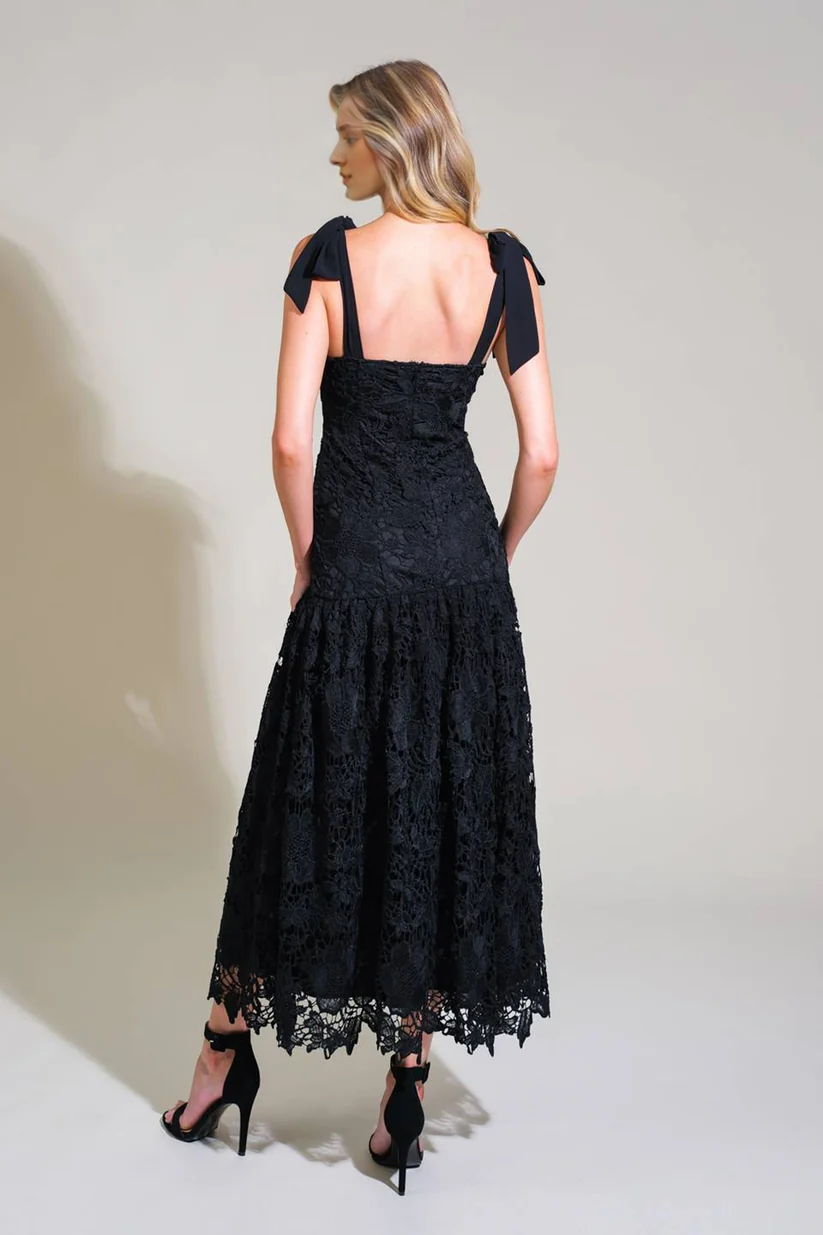 Vestido de encaje con escote de pollo, largo medio, lazo y tirantes en los hombros