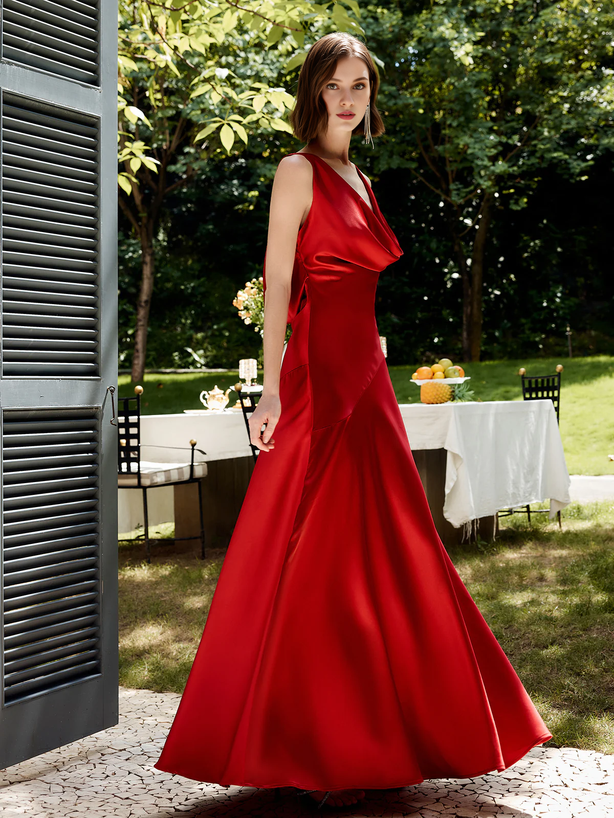 Abiti lunghi in raso con gilet plissettato e schiena scoperta, abiti uniformi