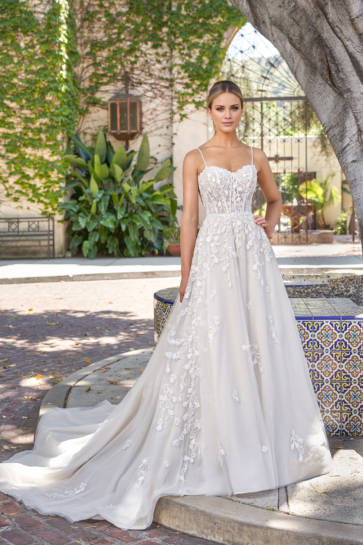 Abito da sposa lungo fino al pavimento, con scollo a cuore in pizzo ricamato a mano, spalline sottili e perline.