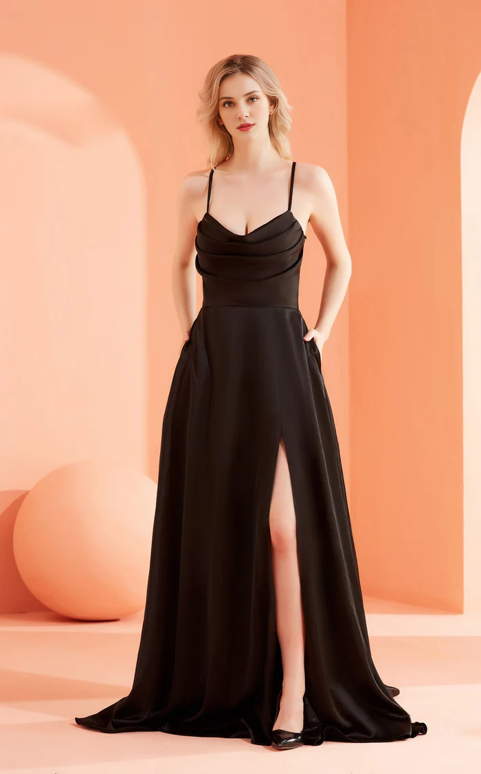 Abito da ballo lungo fino al pavimento, senza maniche, con scollatura quadrata, spalline sottili e trapezio.