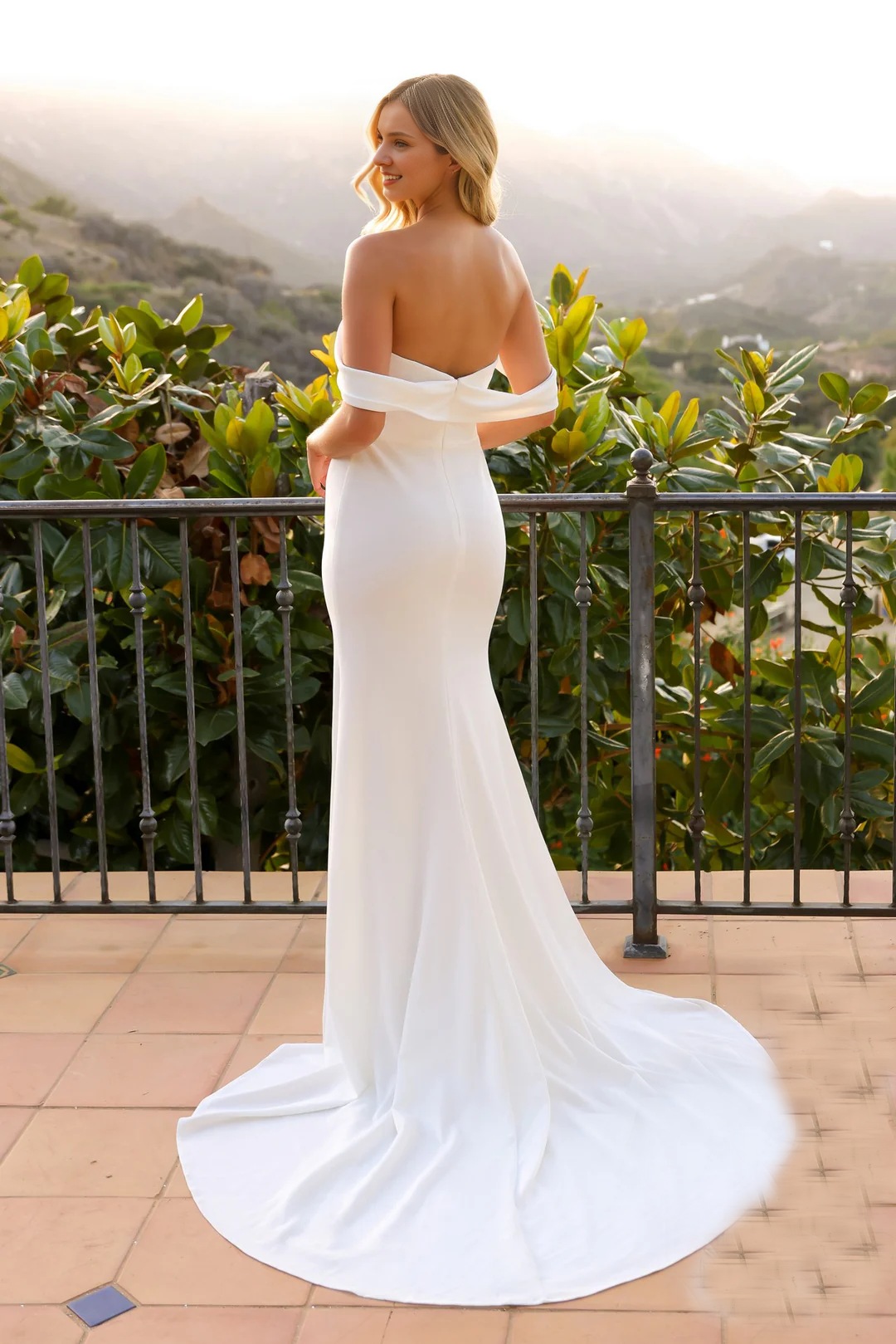 Abito da sposa lungo bianco plissettato con spalle scoperte