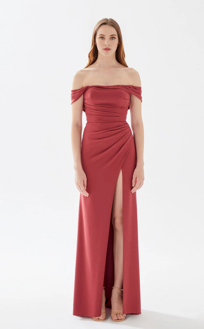 Vestido de noche largo hasta el suelo con falda ajustada, escote recto y hombros descubiertos con abertura alta