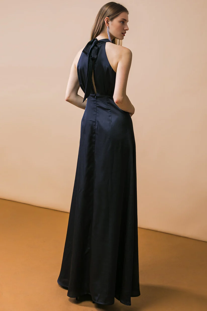 Vestido con cuello colgante en forma de A y espalda expuesta con cordones