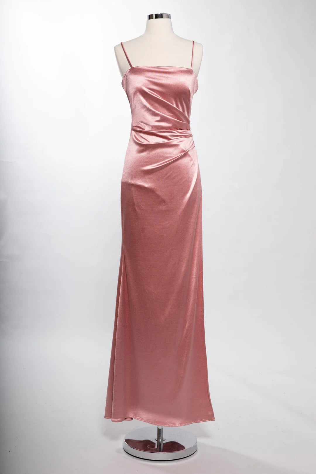 Vestido de satén con cuello rectangular y falda ajustada con abertura