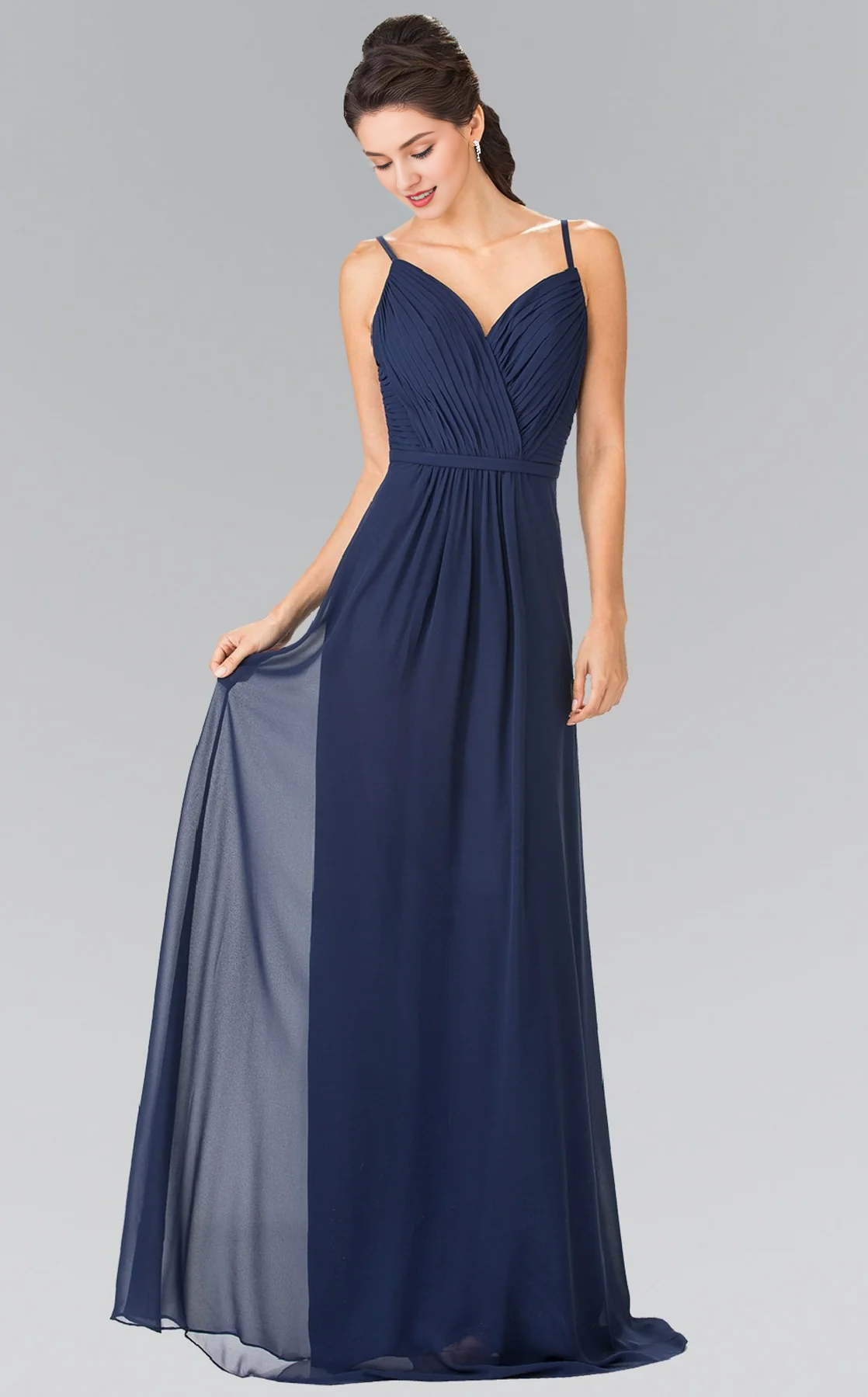 Vestido de fiesta con escote en V, corte A, pliegues y largo hasta el suelo con corte de cuerno