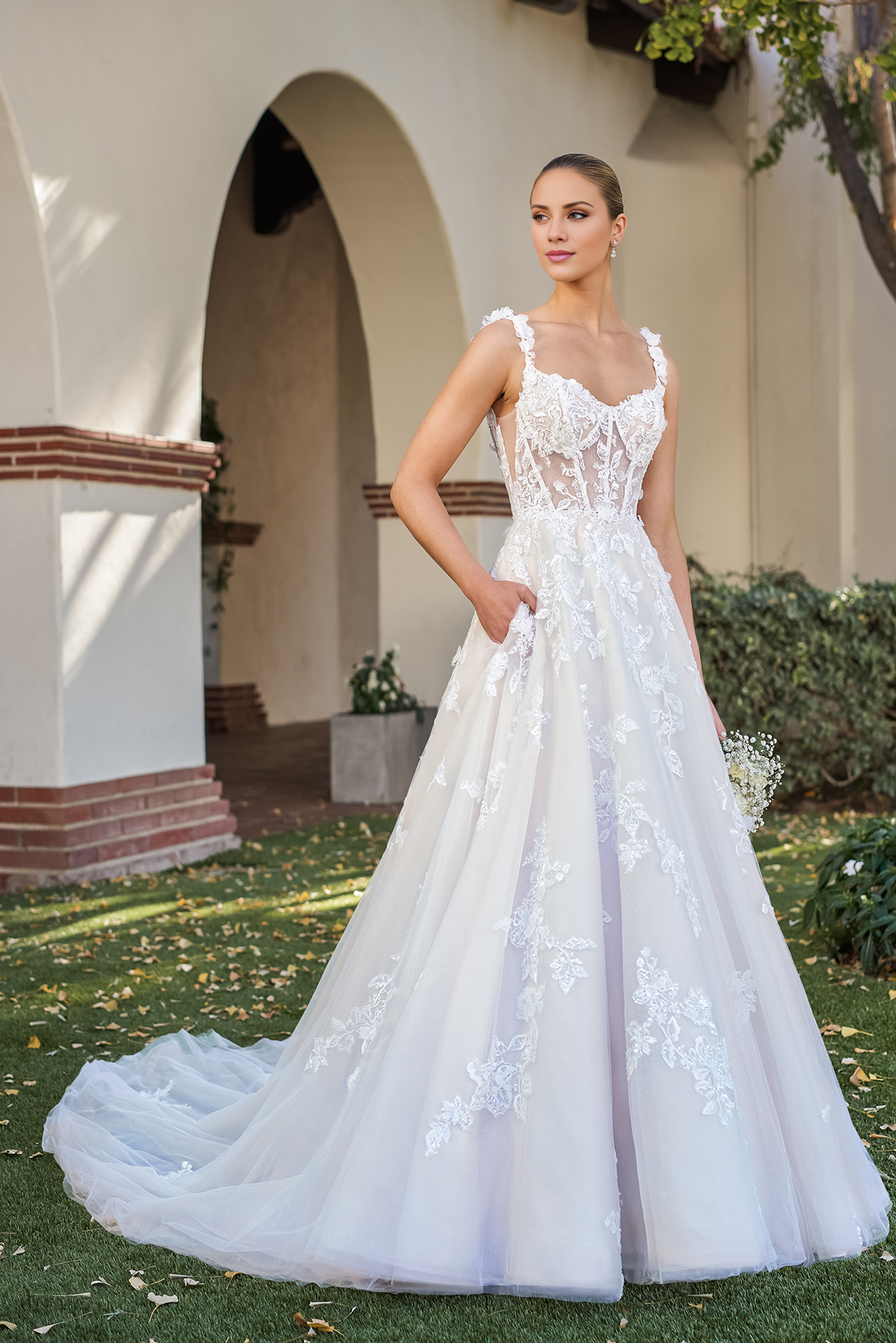 Abito da sposa lungo fino al pavimento con colletto a forma di cuore, pizzo ricamato con perline