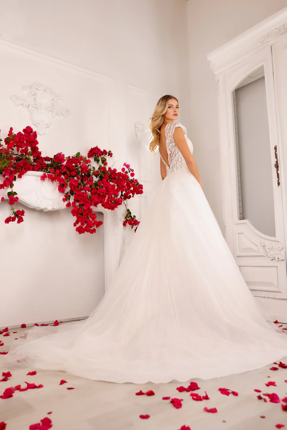 Vestido de novia con mangas largas y apliques de encaje