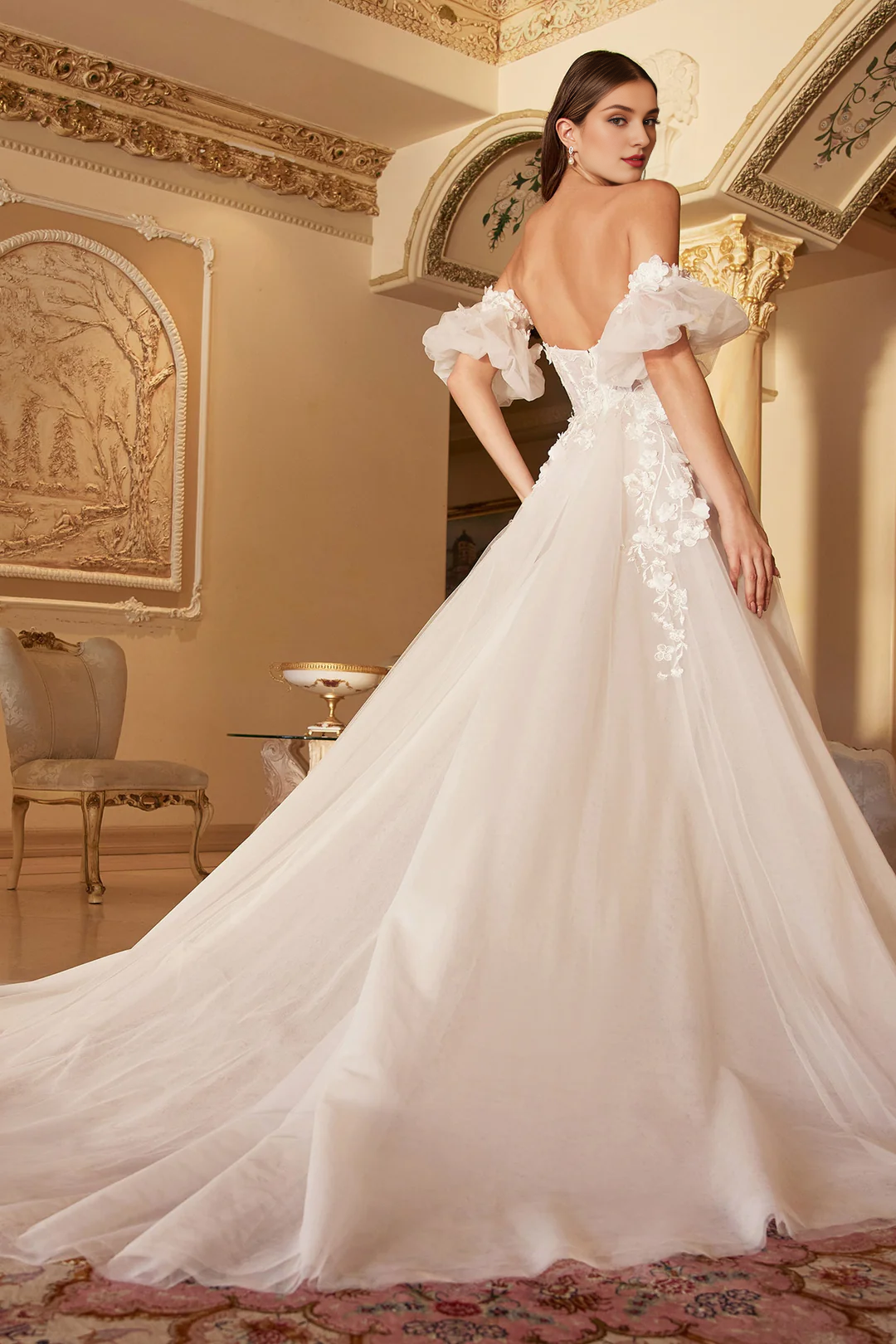 Vestido de novia largo sin tirantes bordado en blanco