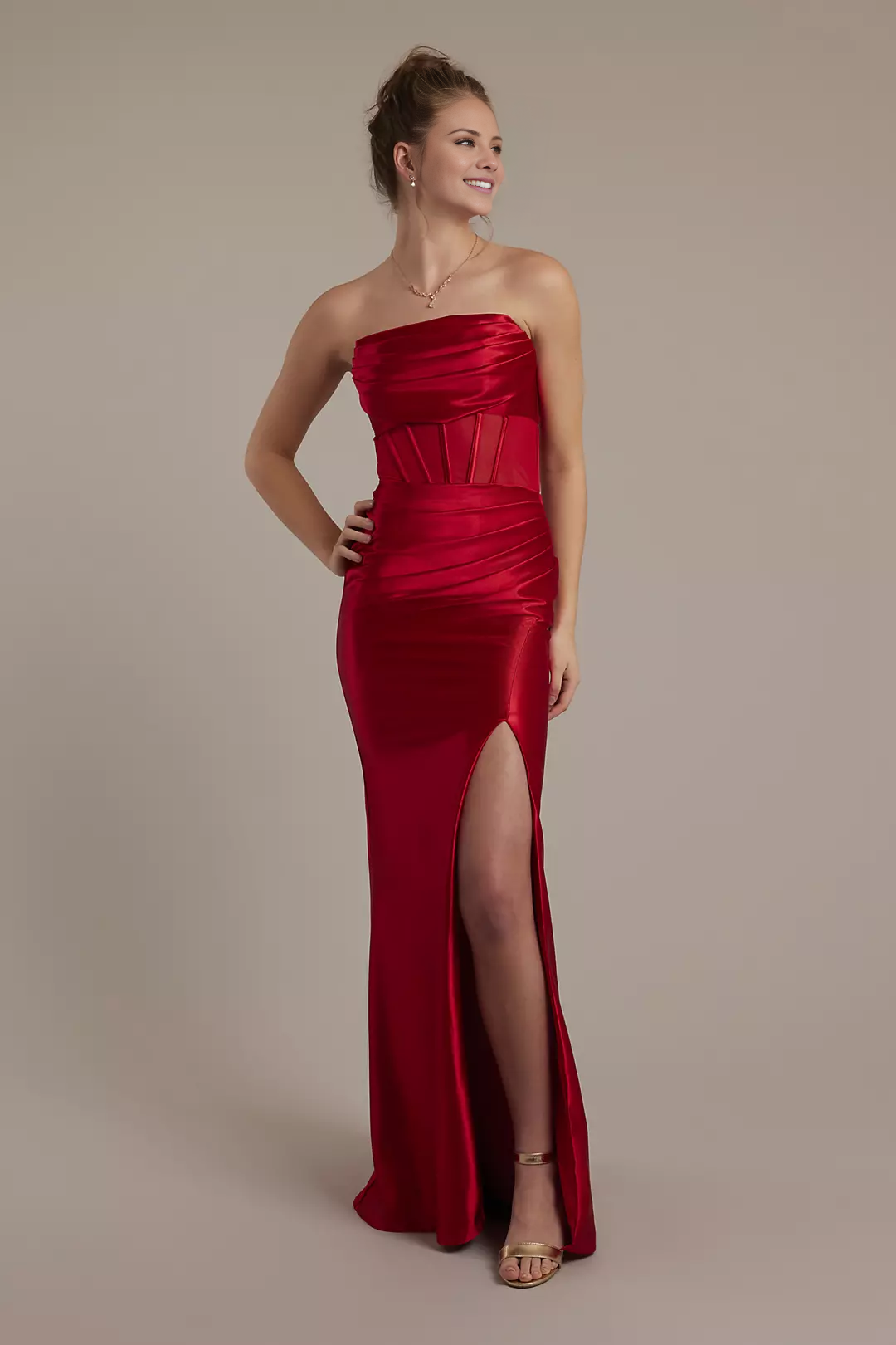 Vestido de fiesta con corsé drapeado de satén esculpido de Jimiss
