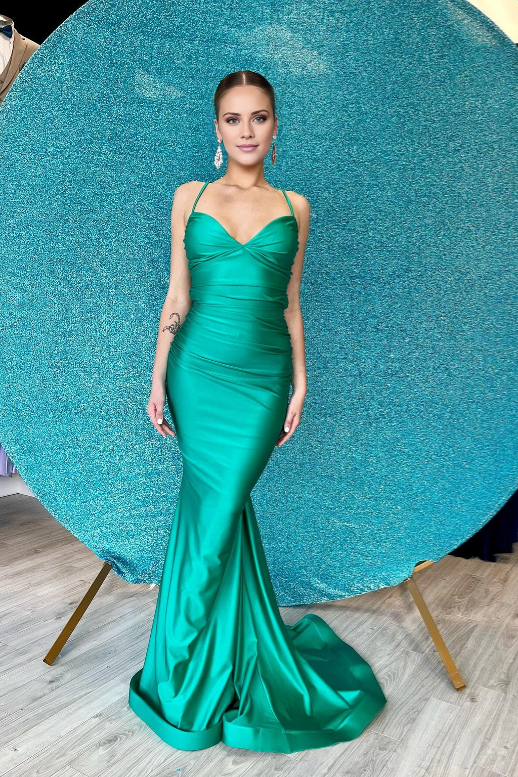 Vestido de fiesta largo estilo sirena plisado verde con tirantes finos de Jimiss