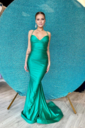 Vestido de fiesta largo estilo sirena plisado verde con tirantes finos de Jimiss