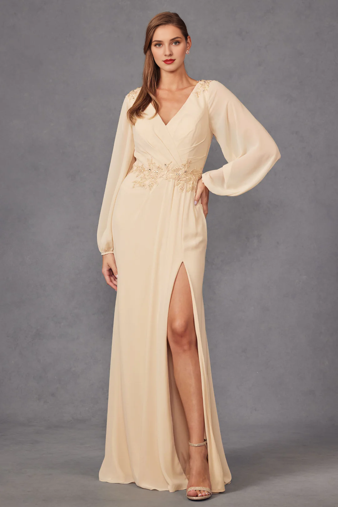 Abito a maniche lunghe ricamato con gonna a trapezio e spacco