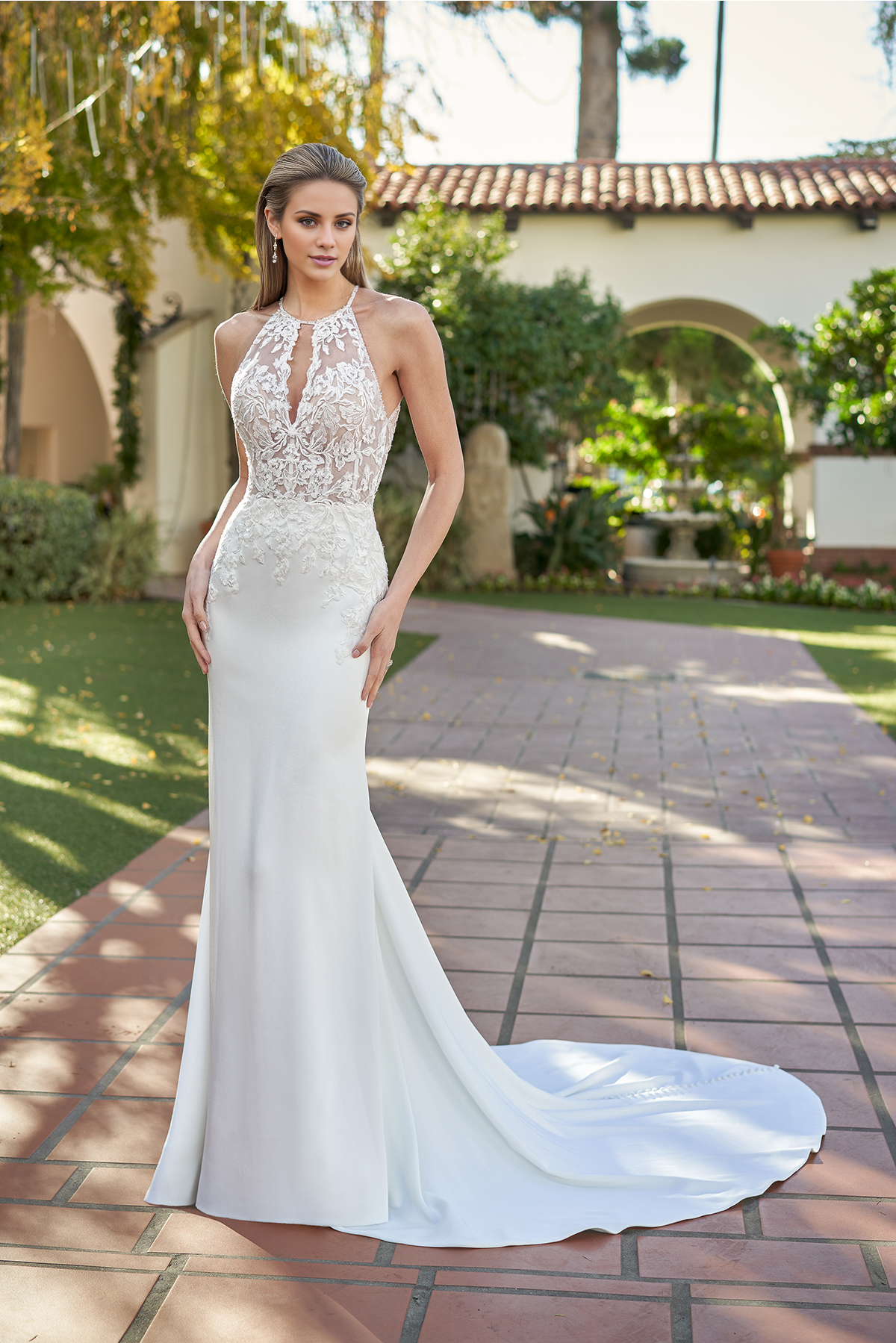 Corsé ajustado de encaje bordado con cuerno de corte entallado y vestido de novia largo hasta el suelo