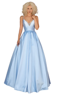 Vestido de noche largo hasta el suelo con escote en V, tirantes finos y corsé ajustado.