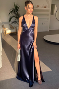 Vestido de noche formal minimalista de corte entallado con escote en V bajo, sin mangas, con tirantes cruzados y abertura lateral alta.