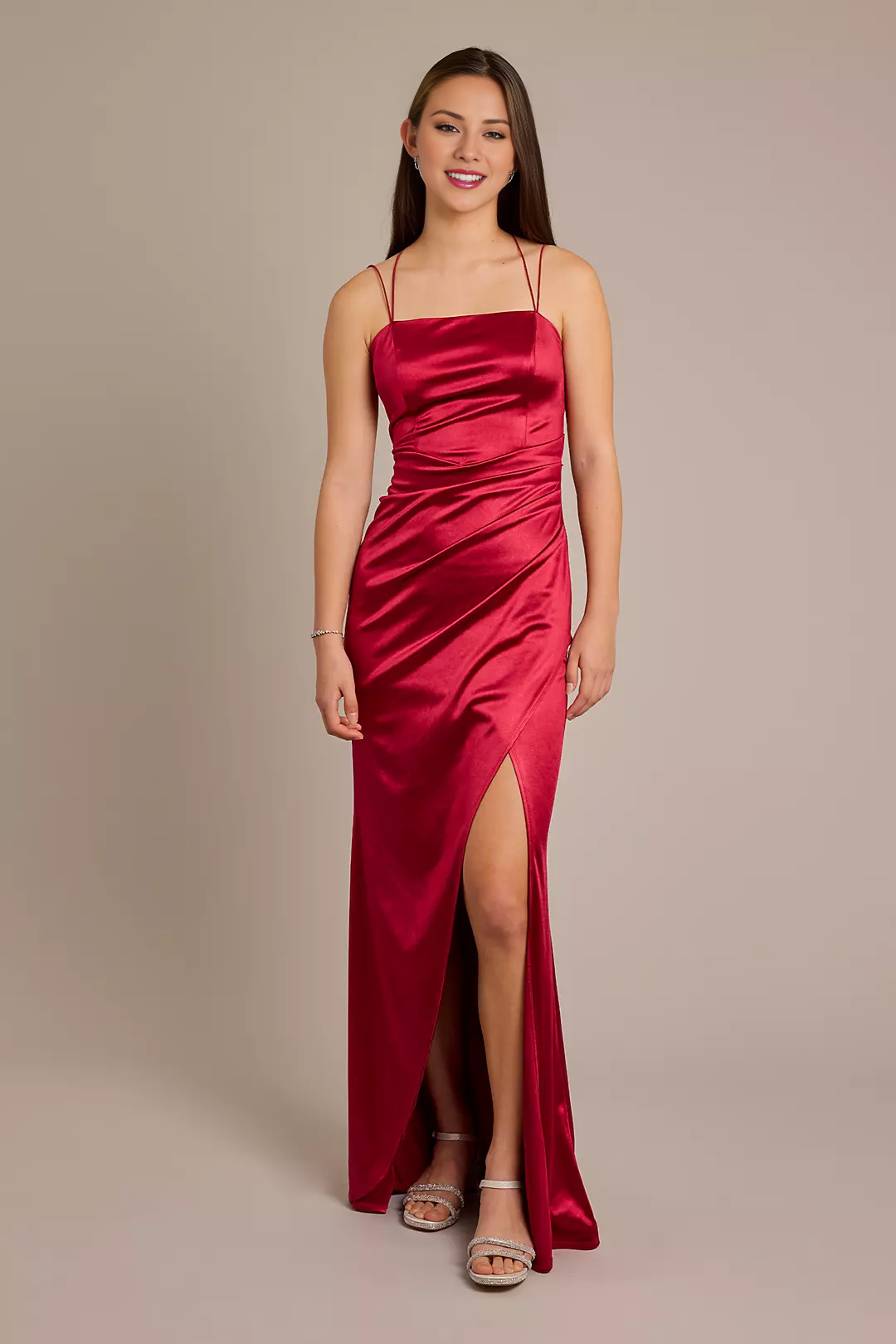 Vestido Jimiss de satén con escote cuadrado y doble tirante con abertura