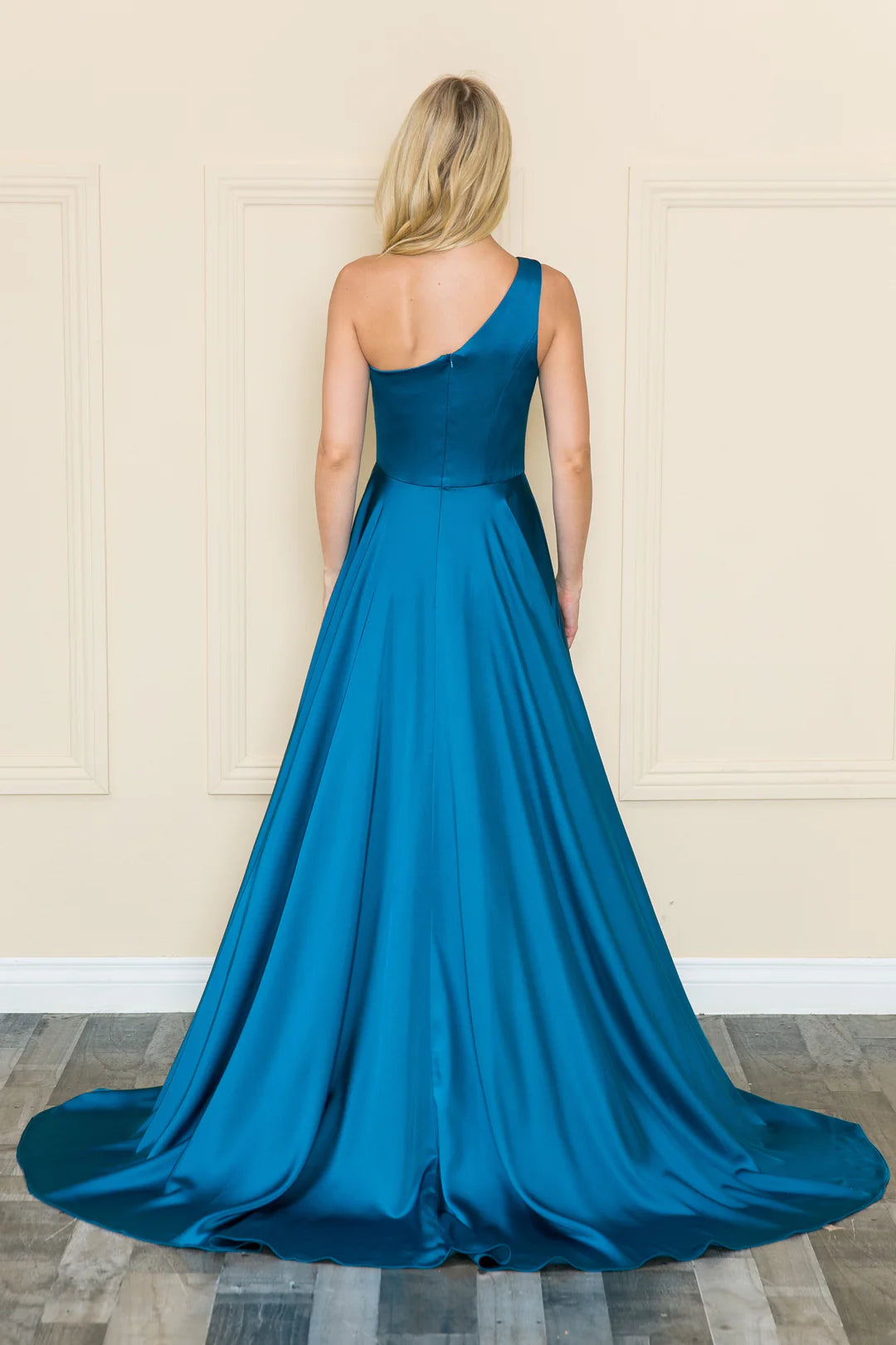 Vestido largo de corte A con un solo hombro