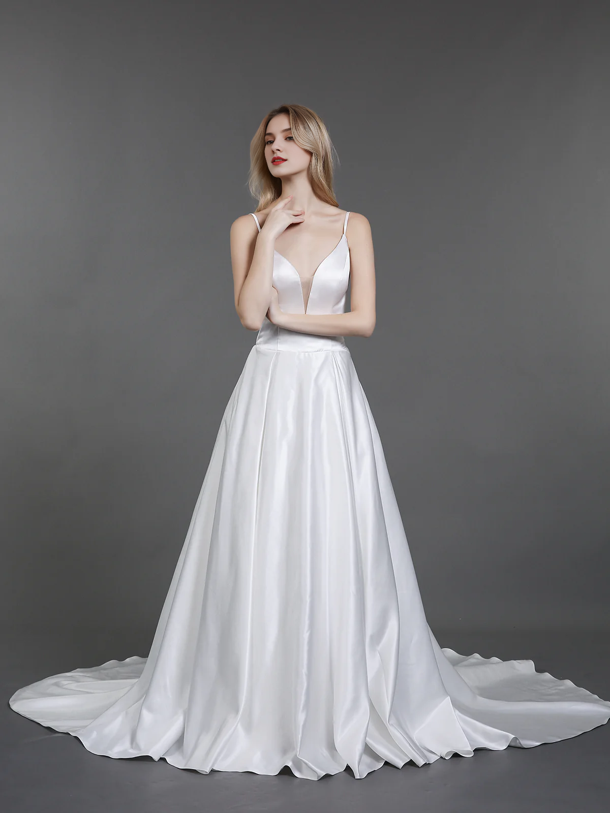 Vestido de novia sencillo de satén con tirantes finos