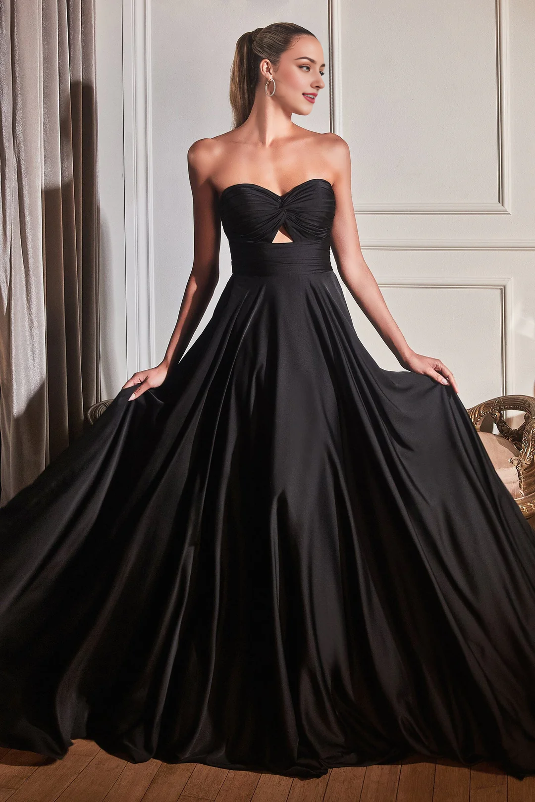 Vestido de satén largo sin tirantes, plisado y con abertura en la cintura, con falda en forma de A