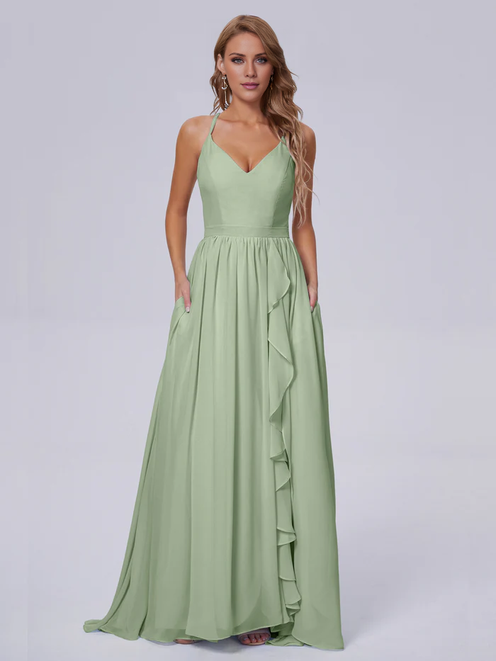 Elegante vestido de dama de honor de gasa con tirantes al hombro y largo hasta el suelo.