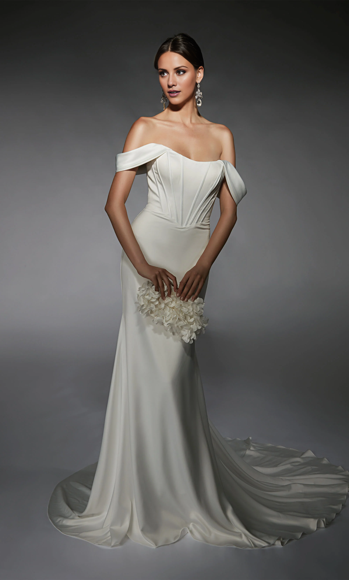 Vestido de novia de satén perfecto con hombros descubiertos, corte entallado, corte en forma de trompeta, espalda descubierta y corsé ajustado.