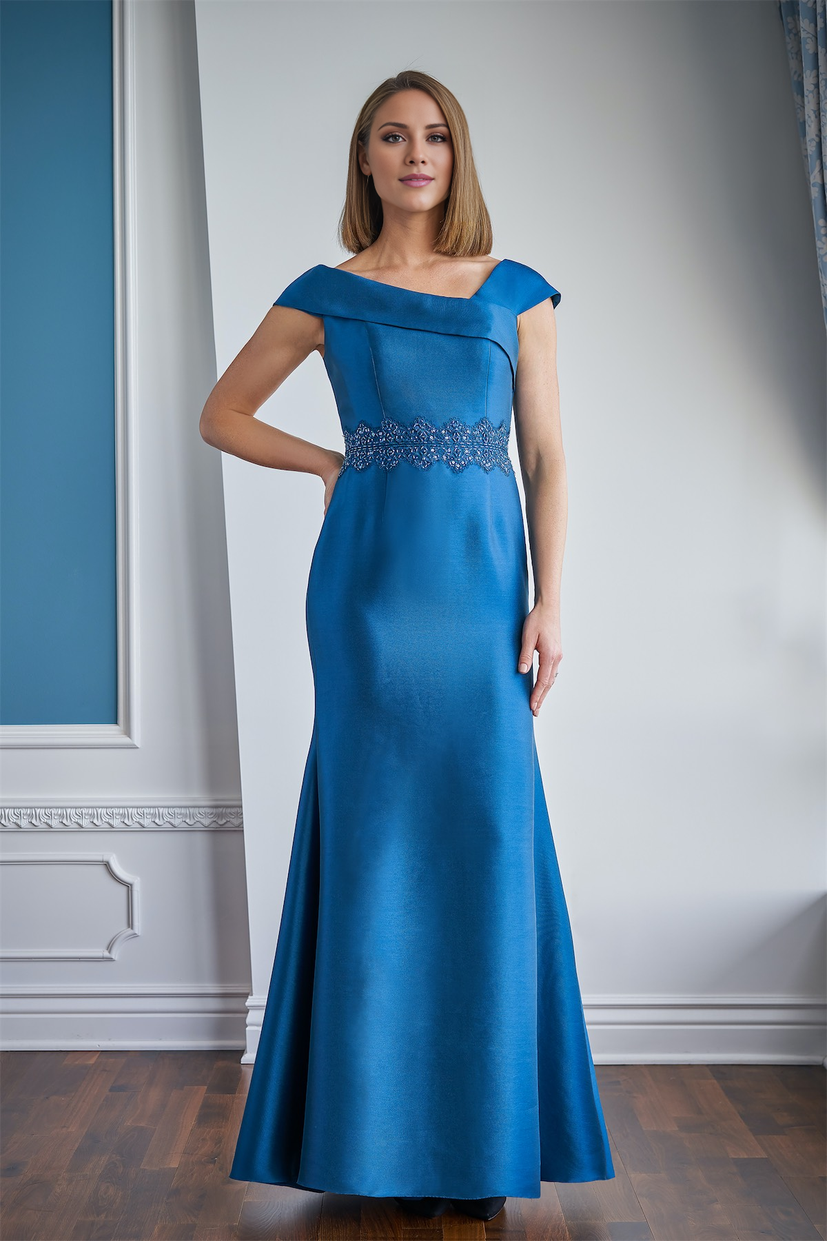 Cuello de manga asimétrico con cinturón de encaje con cuentas que se adapta a los vestidos de madre de la novia.