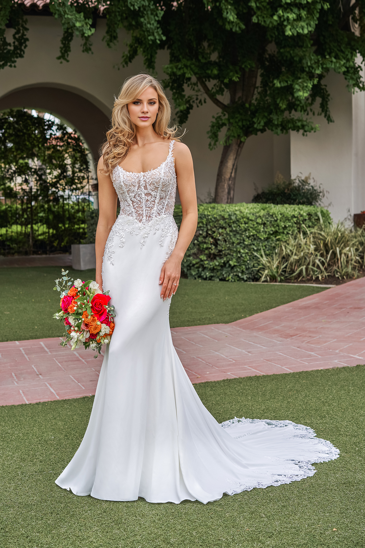 Ivory Lace Mermaid Sweetheart Floor-Length Wedding Dress with Backless Design