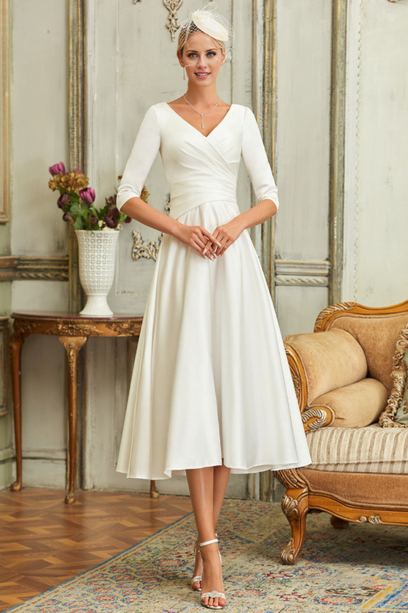 Abito da sposa in raso con scollo a V, maniche a 3/4 e scollo a V