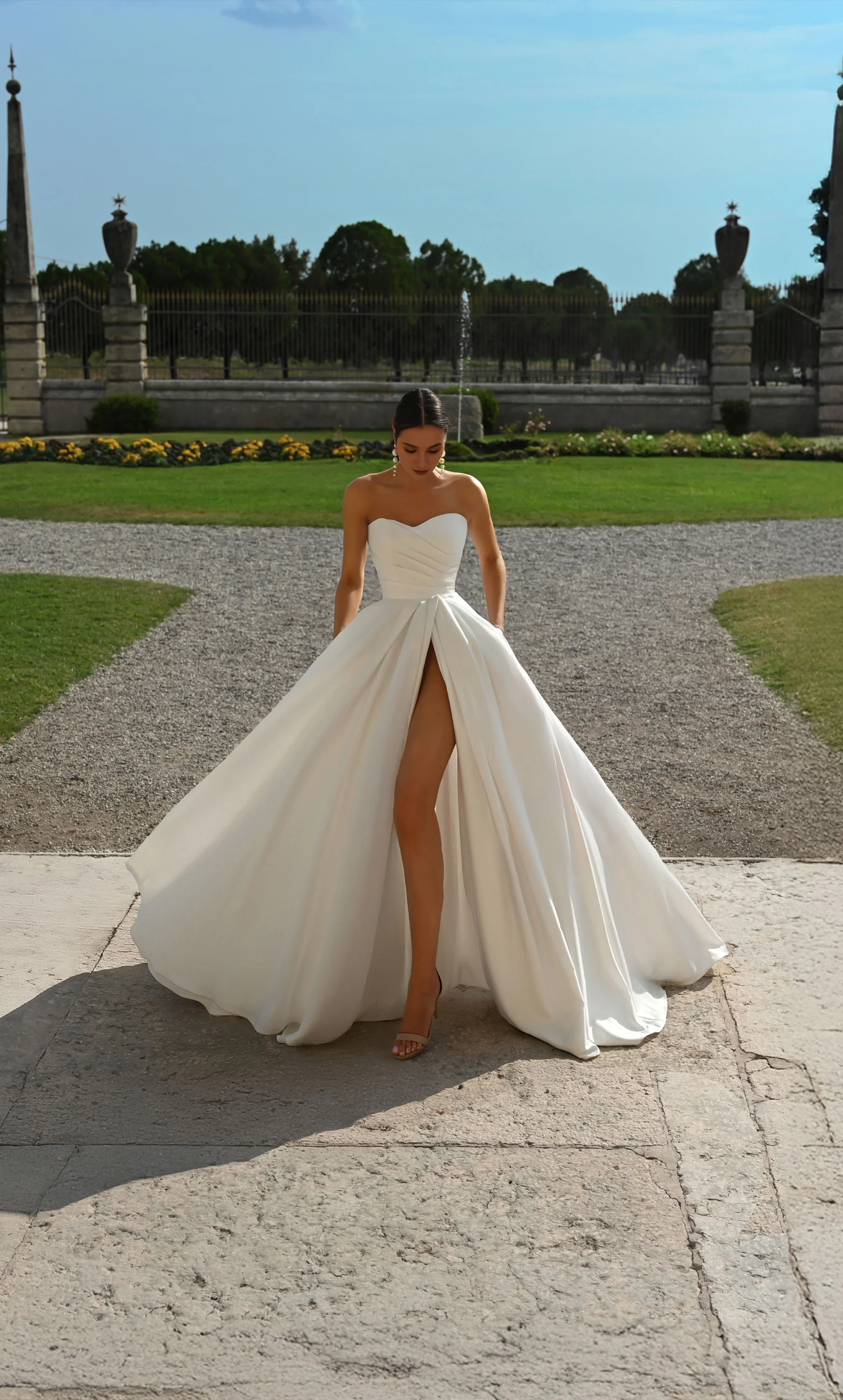 Vestidos de novia de satén con cuello de corazón de pollo, corte A, botones y abertura.