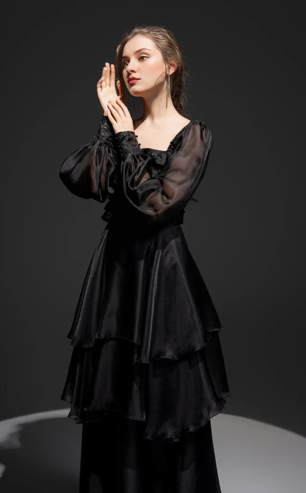 Top ajustado combinado con tirantes finos para fiesta de graduación.