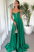 Hermoso vestido de fiesta largo verde con tirantes finos y corte A de Jimiss