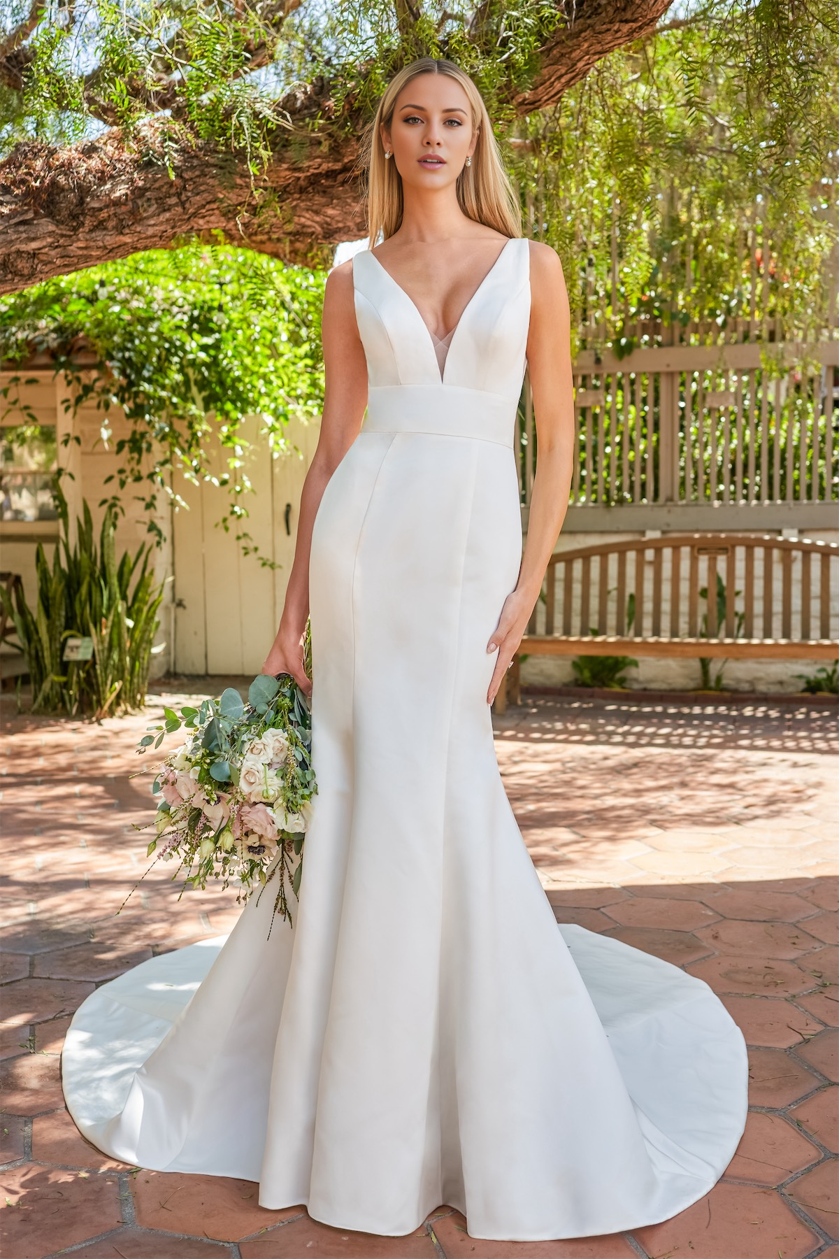 Vestido de novia de satén con escote en V profundo, corte entallado y largo hasta el suelo.